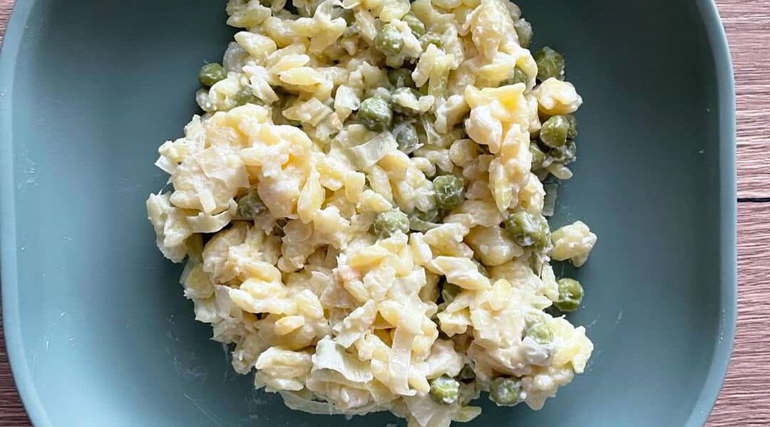 Orzo, slovenská ryža s hráškom na detskom tanieri.