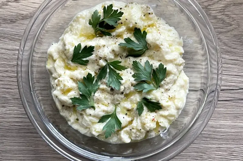 Cuketovy dip baba ganoush v sklenenej miske