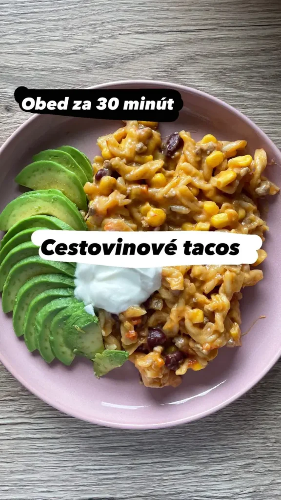 Cestovinové tacos - Cestoviny s mletým mäsom na taniery s avokádom